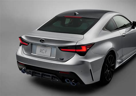 Lexus RC in movimento su una strada panoramica