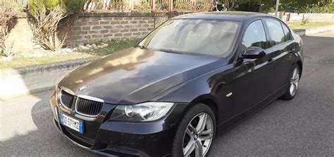 BMW E90 berlina parcheggiata in una strada cittadina