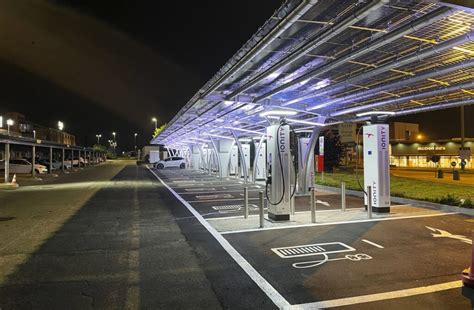 BMW iX in carica rapida presso una stazione di ricarica