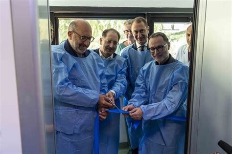 Equipe chirurgica al lavoro in sala ibrida