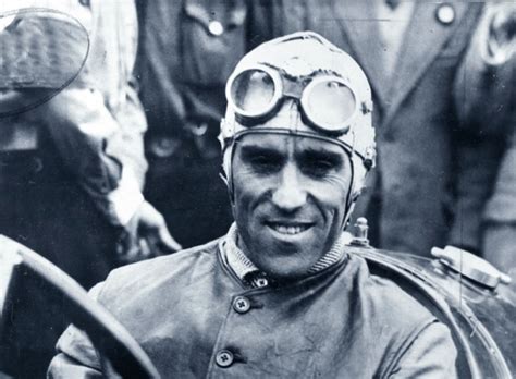 Tazio Nuvolari al volante di una Alfa Romeo