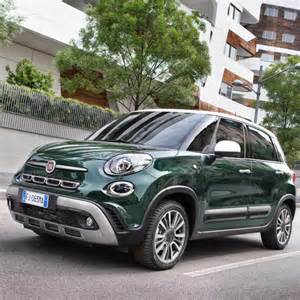 Veduta frontale e laterale della Fiat 500L con il suo design distintivo