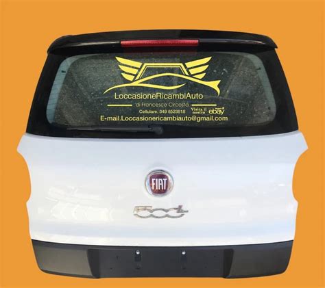Vista posteriore della Fiat 500L che evidenzia il portellone e lo spazio di carico