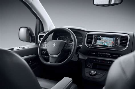 Interni spaziosi Peugeot Traveller