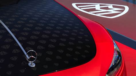 Dettaglio grafico del logo Maybach applicato su una carrozzeria sportiva di lusso