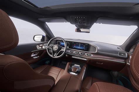 Interni Mercedes-Benz GLE con schermo panoramico
