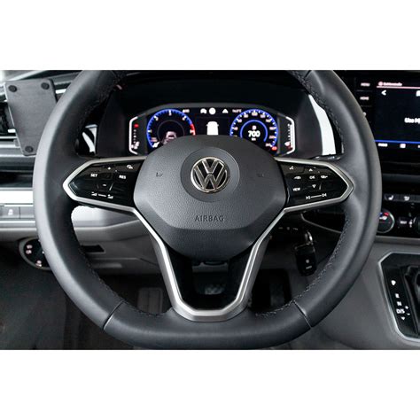 Volante Volkswagen con comandi a sfioramento e comandi a pressione a confronto