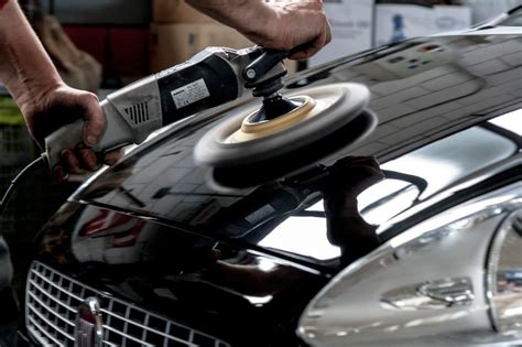 Dettaglio della lucidatura di un'auto