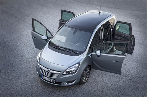 Opel Meriva in ambiente urbano con le porte FlexDoors aperte
