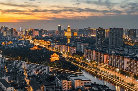 Skyline di Chengdu al tramonto