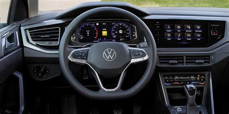 Interni della Volkswagen Polo con Virtual Cockpit