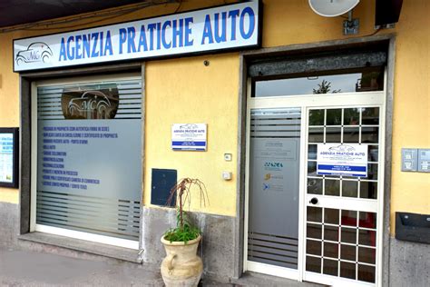 Ufficio di un'agenzia di pratiche auto