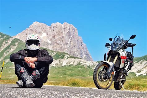 Motociclista in vacanza con moto