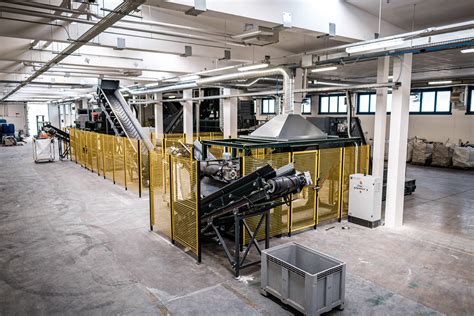 Immagine di un impianto di frantumazione e riciclo di materiali
