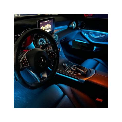 Mercedes-Benz EQC interno con illuminazione ambiente