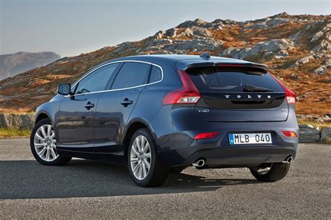 confronto stilistico tra una Volkswagen Golf e una Volvo V40