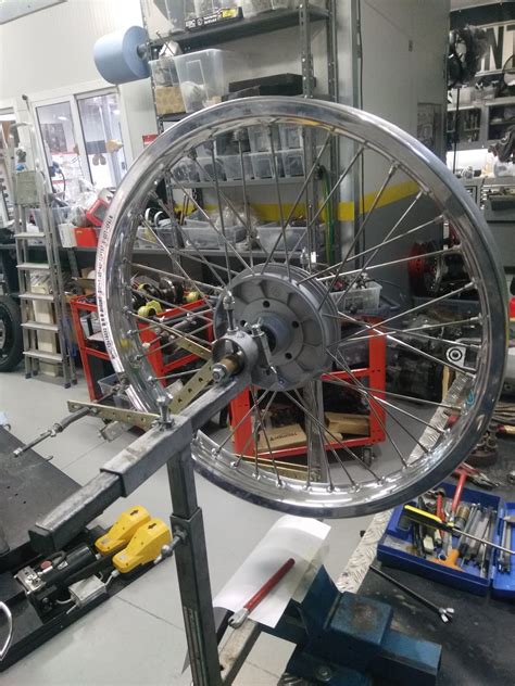 Attrezzatura per raggiatura ruota moto