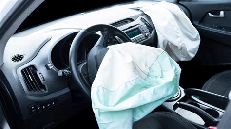 Diagramma schematico di un airbag Takata che si attiva con anomalia