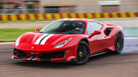 Panoramica frontale della Ferrari 488 Pista che mostra il design aerodinamico