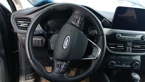Volante Ford Kuga con comandi
