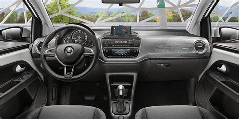 Interni Skoda Citigo e-iV con smartphone collegato