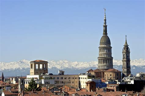 Panorama urbano di Novara con edifici storici e vie trafficate