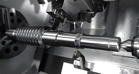 Macchinari CNC in azione per la produzione di componenti
