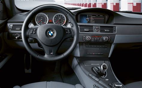 Interni BMW E90 con maniglie in buone condizioni
