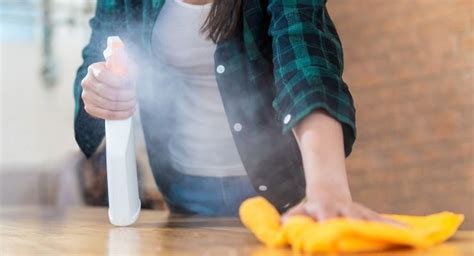 Donna che pulisce cerchioni con spray e panno