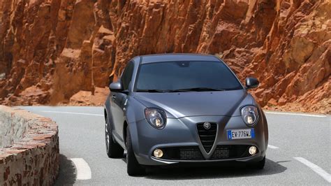 Alfa Romeo Mito su strada in curva con effetti di vibrazione