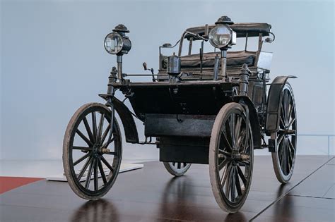 Daimler Motor Car del 1892, considerata la prima auto di lusso