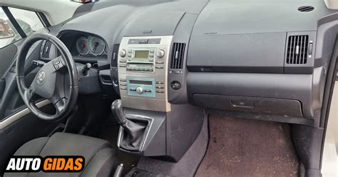 Toyota Corolla Verso 2006 vista laterale