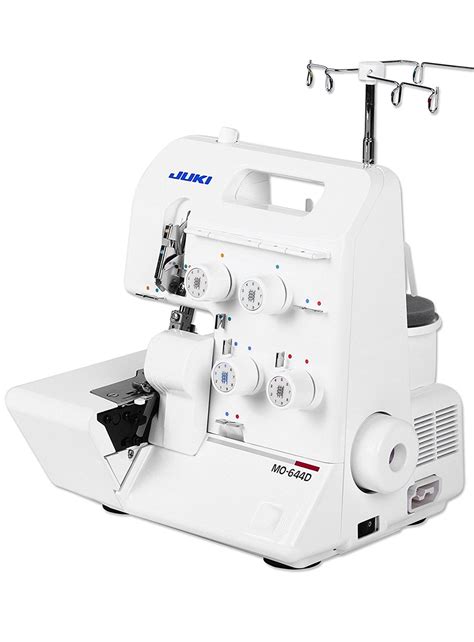 Tagliacuci Juki MO-654DE in azione su un tessuto