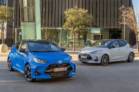 Infografica che illustra le principali differenze tra gli allestimenti Trend, Active e Lounge della Toyota Aygo X