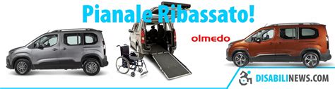 Pianale ribassato con rampa in un'auto