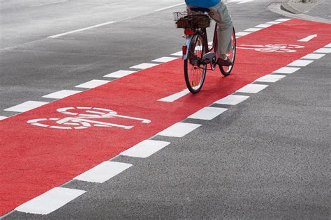 Ciclista su una corsia ciclabile urbana