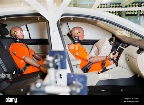 Manichino da crash test con cinture di sicurezza e airbag