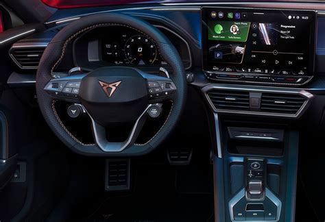 Interni della CUPRA Leon con display Infotainment