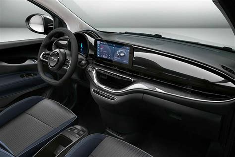Interni della Fiat 500 Elettrica con cruscotto digitale
