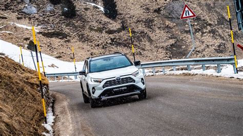 Toyota RAV4 Hybrid su strada