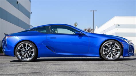 Lexus LC 500 in colorazione Structural Blue che riflette la luce solare