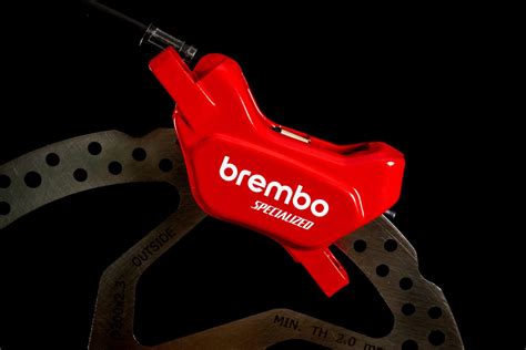 Logo Brembo e panoramica di un sistema frenante