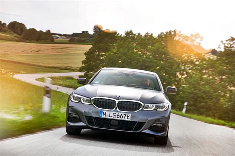 Confronto tra BMW 330 e concorrenti