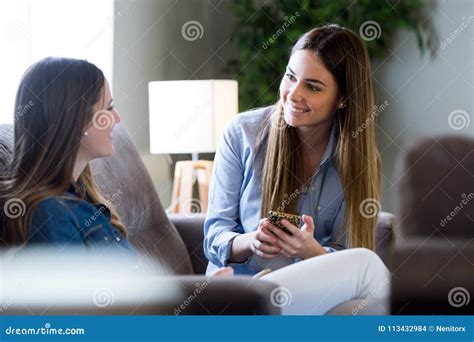 Due persone che conversano in un ambiente sereno e spazioso, suggerendo relazioni selezionate e di qualità