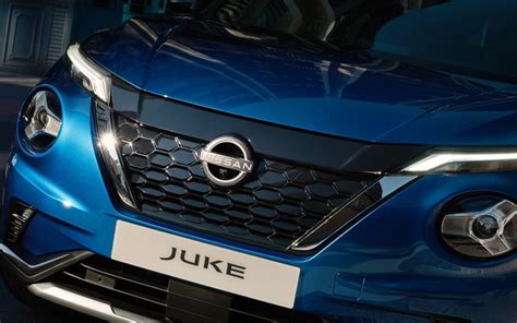 Frontale Nissan Qashqai con griglia V-Motion e fari LED