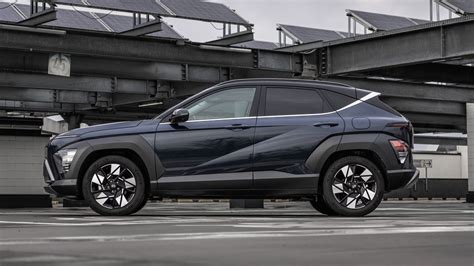 Hyundai Kona Full Hybrid, vista laterale dinamica