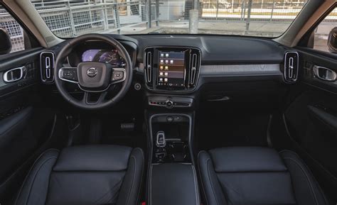 Interno Volvo XC40 con interfaccia comando vocale