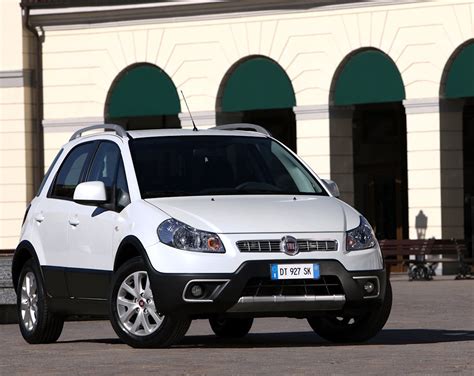 veduta laterale e frontale di una Fiat Sedici in ambiente urbano