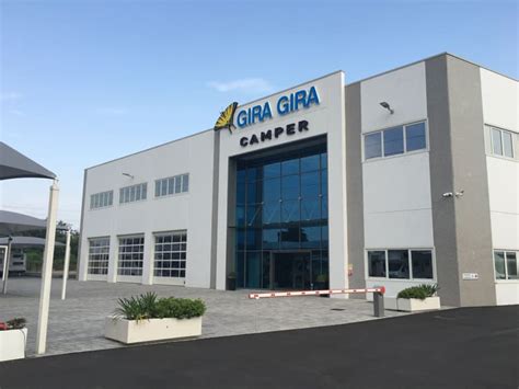 Foto di un camper Arca esposto nello showroom Gira Gira
