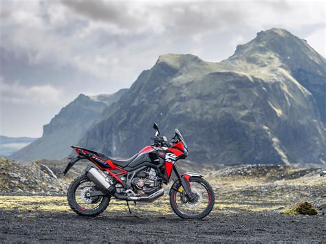 Motociclista Africa Twin in fuoristrada impegnativo